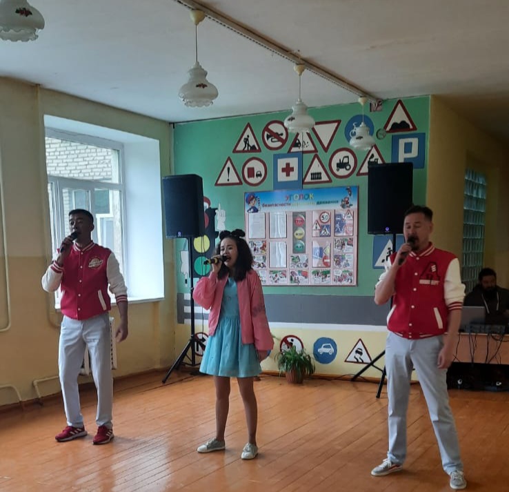 Сегодня в МОАУ СОШ с. Амзя состоялся показ музыкально-развлекательной программы “Вместе весело”