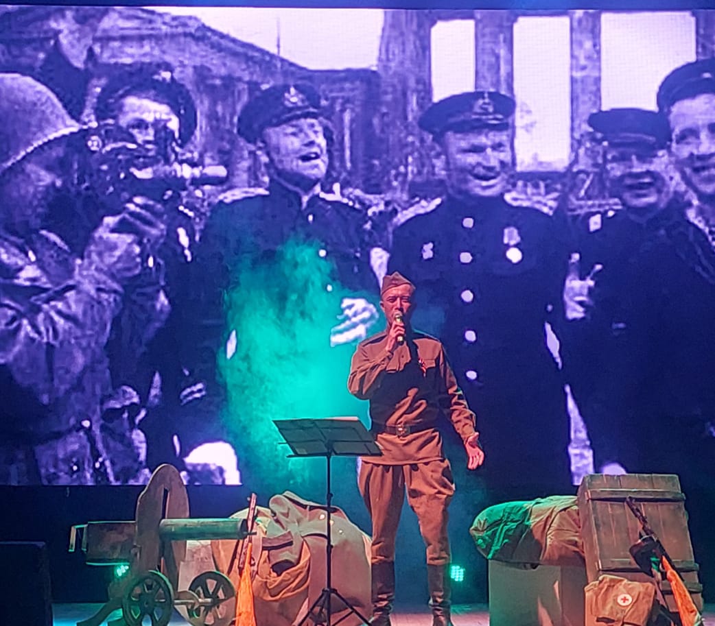 На сцене Нефтекамской филармонии состоялся концерт заслуженного артиста РБ Илгиза Миниахметова «Песни наших отцов»